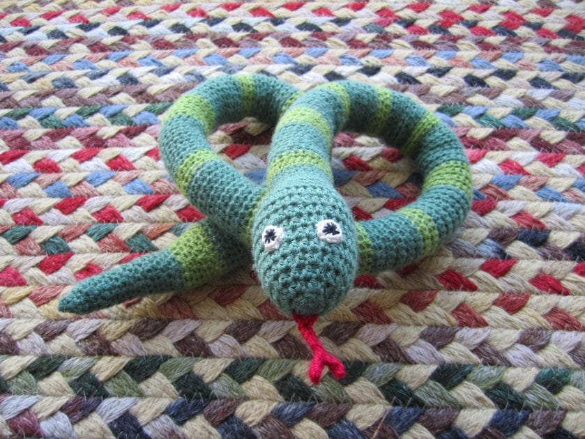 how to crochet a snake
